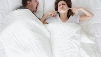 mujer buscando disminuir los ronquidos de su esposo