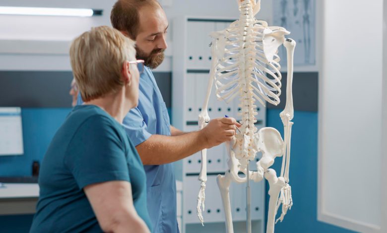 médico hablando con paciente sobre fortalecer tus huesos