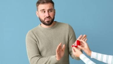 Joven rechazando la propuesta de matrimonio de su novia / miedo a las mujeres hermosas