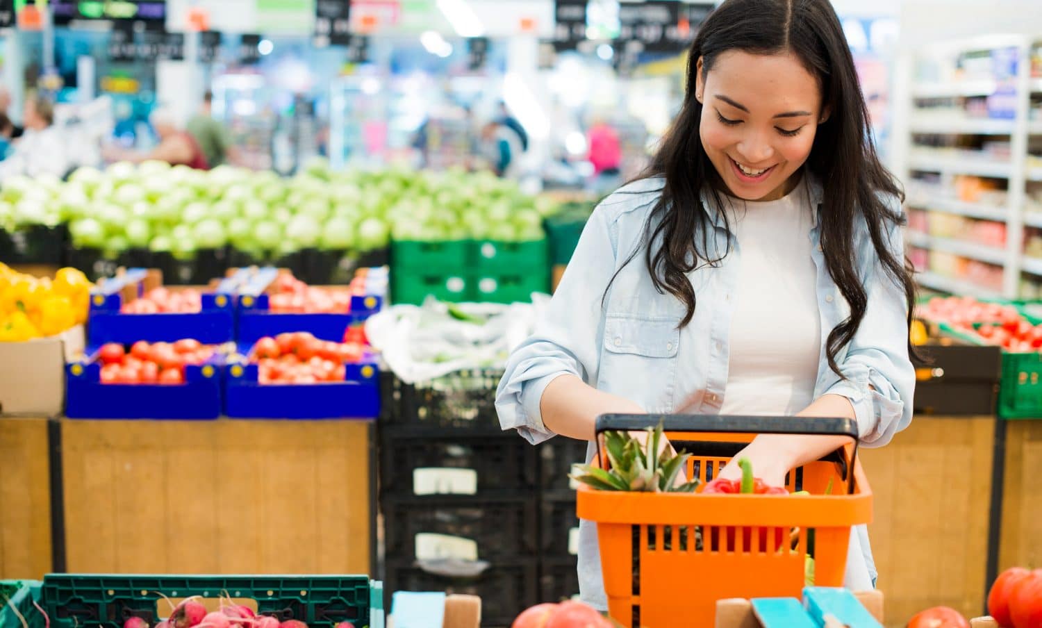 mujer tratando de ahorrar dinero al hacer mercado
