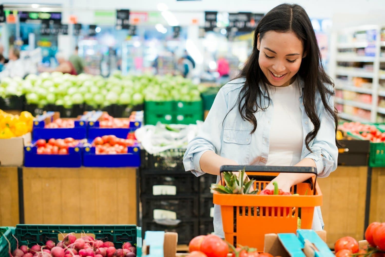 mujer tratando de ahorrar dinero al hacer mercado