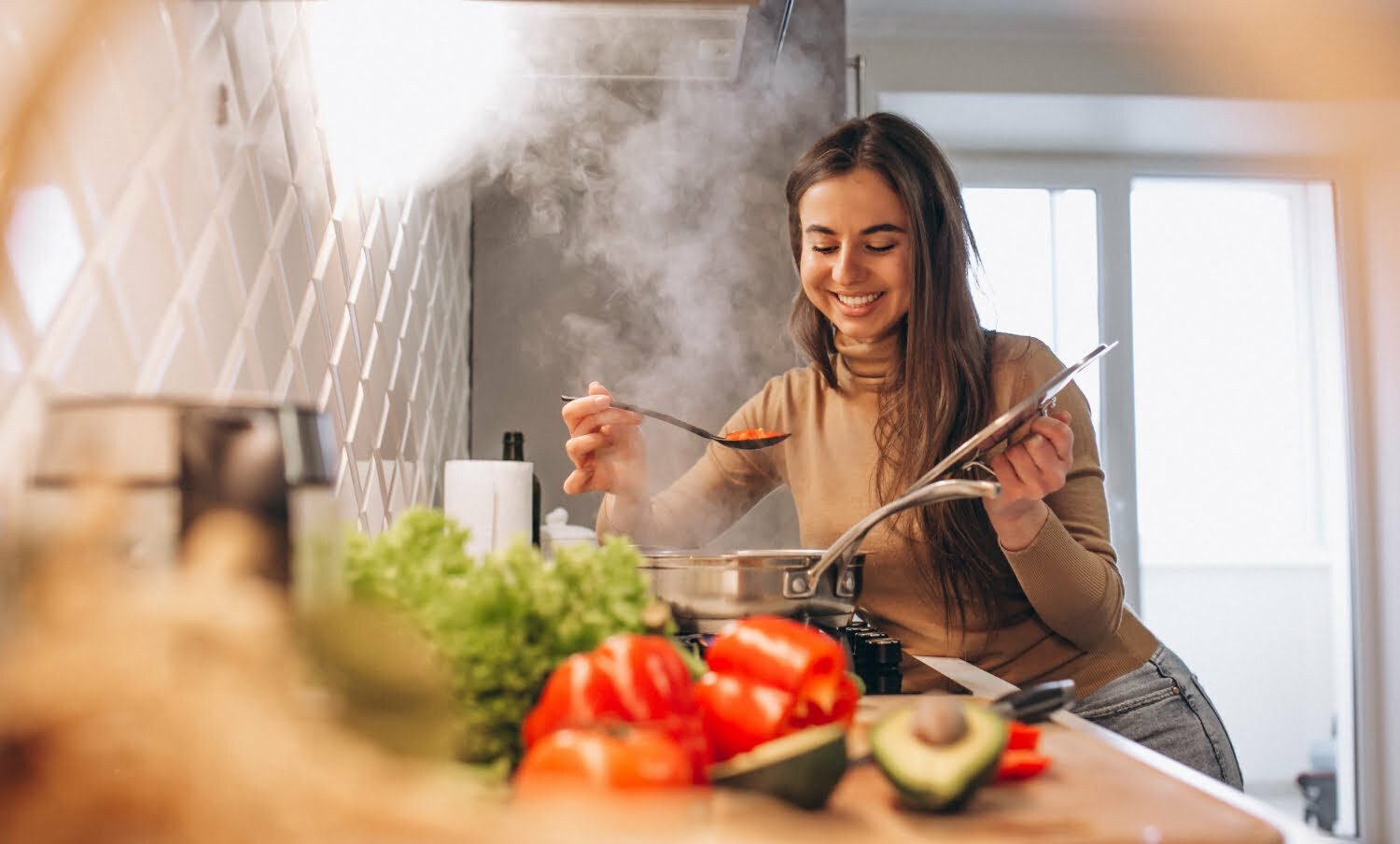 mujer cocinando para cenar saludablemente