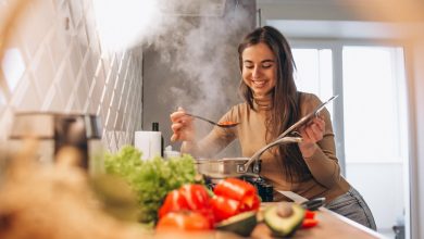 mujer cocinando para cenar saludablemente