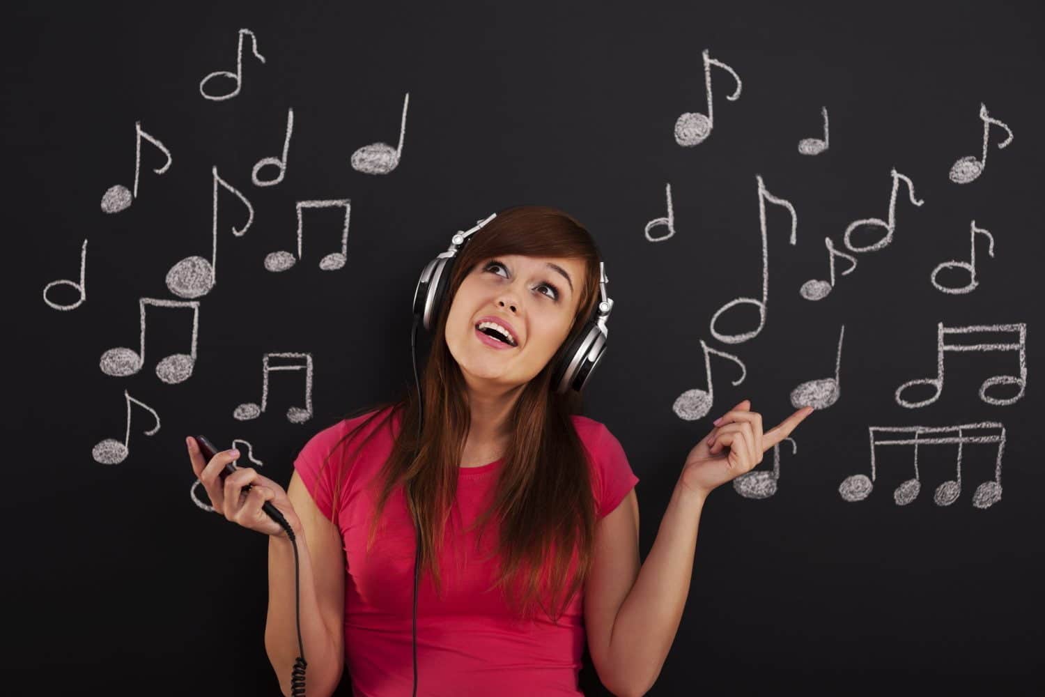 mujer escuchando canciones m&uacute;sica