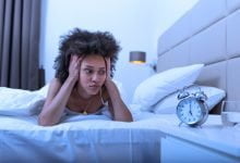 mujer con falta de sueño / dormir con los ojos abiertos - ¿Qué significado tiene despertar a la misma hora todas las noches? / volver a la rutina / personas - Insomnio