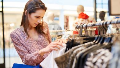 mujer que fue a tienda a comprar ropa / padre o madre soltera / adicci&oacute;n a las compras