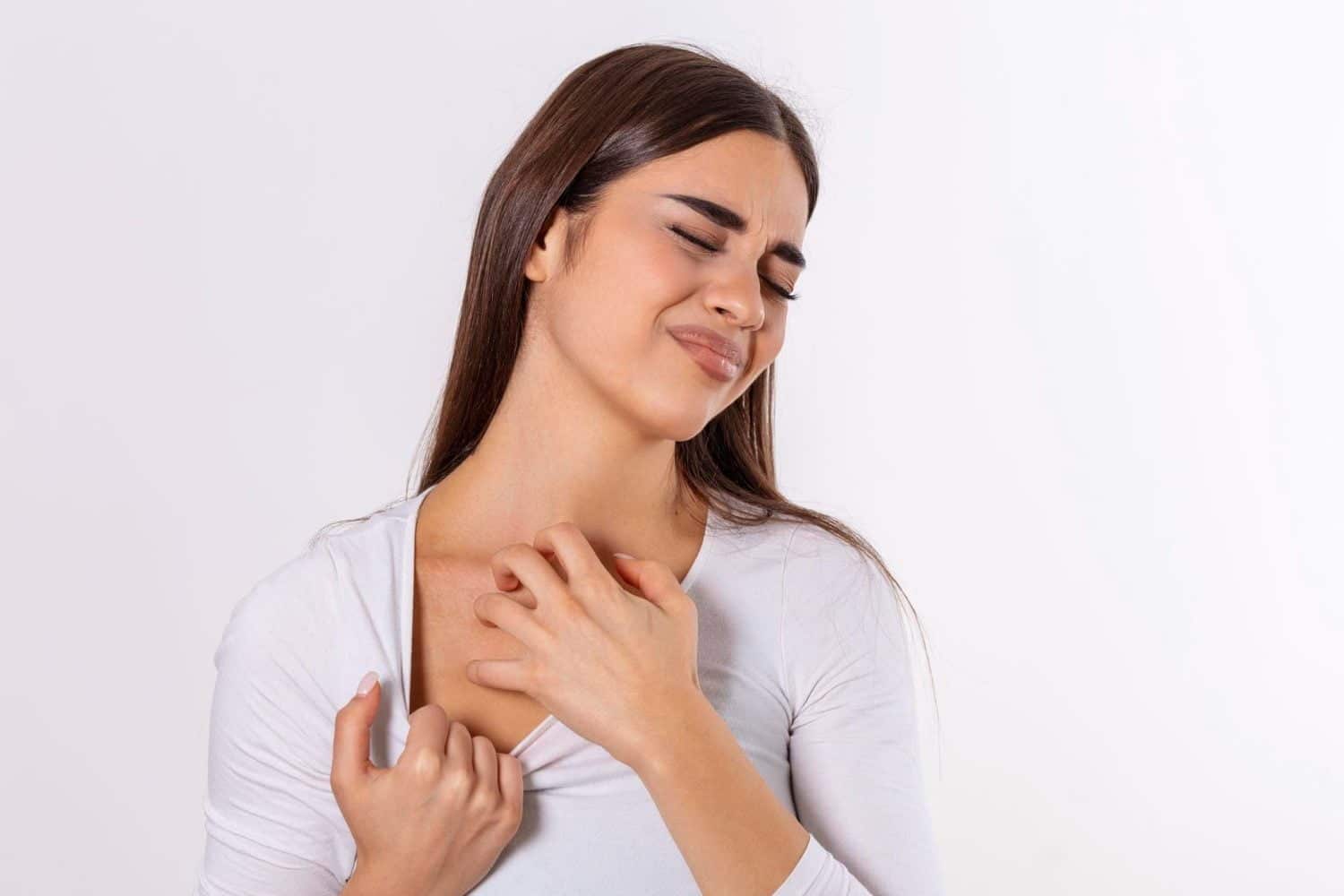 mujer con reacci&oacute;n al&eacute;rgica inesperada / aguacate / dormir con perros&nbsp;o&nbsp;gatos picaz&oacute;n