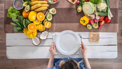 mujer tratando de aprender a comer balanceadamente