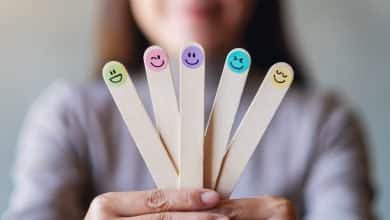 labilidad emocional / edad en la que somos m&aacute;s felices colores