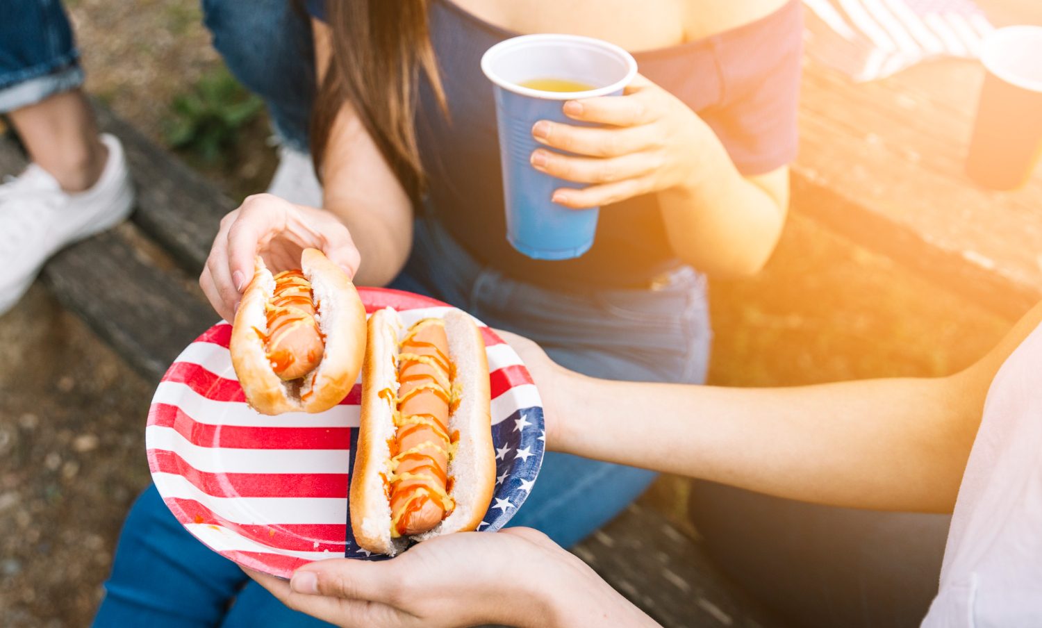 comer perros calientes