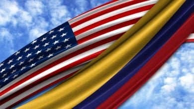 bandera de Am&eacute;rica con bandera de Colombia sobre fondo del cielo / no viajar a Colombia