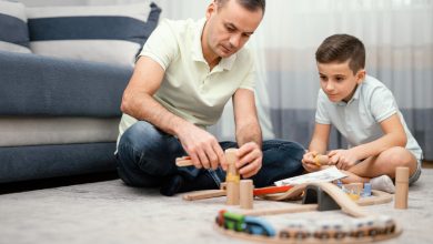 padre e hijo haciendo actividades para ni&ntilde;os