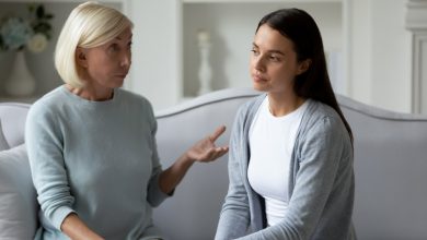 Madre adulta enojada sermoneando a un ni&ntilde;o terco / padres t&oacute;xicos