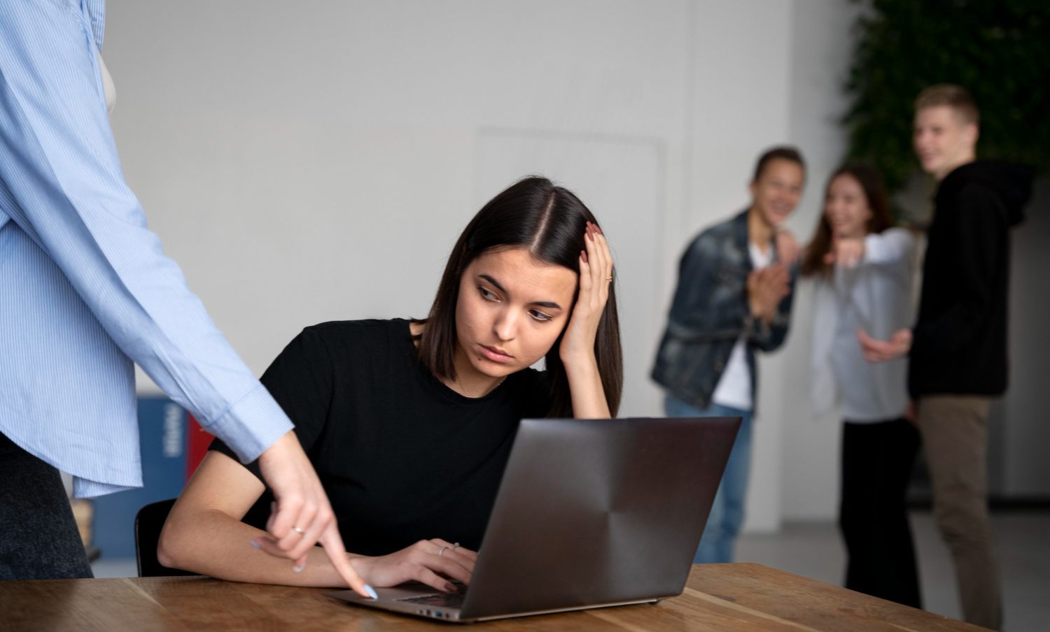 persona sufriendo de acoso laboral