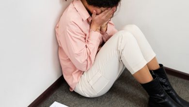 mujer v&iacute;ctima de violencia econ&oacute;mica