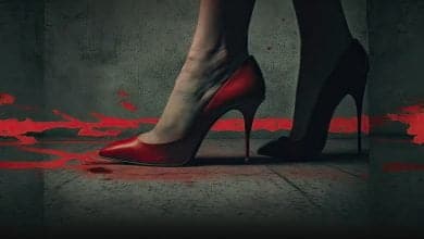 pie de una mujer est&aacute; en un piso de concreto con sangre en el suelo. trabajadoras sexuales