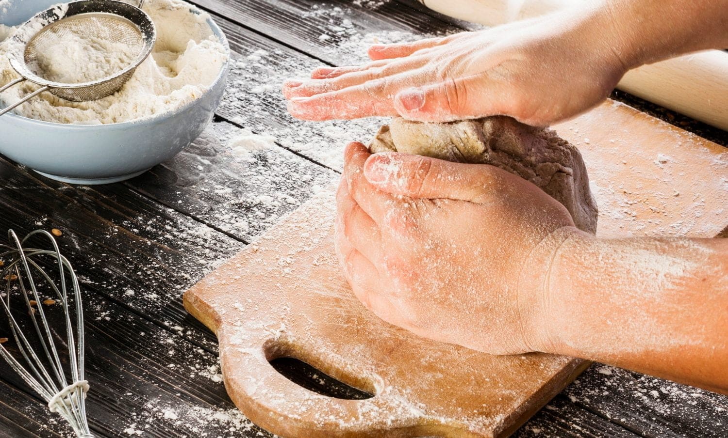 panadero preparando pan de masa madre