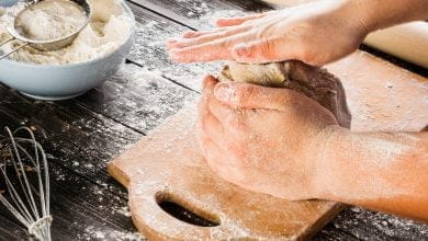 panadero preparando pan de masa madre