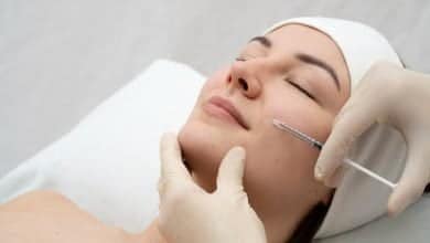 mujer aplic&aacute;ndose producto cosm&eacute;tico inyectable