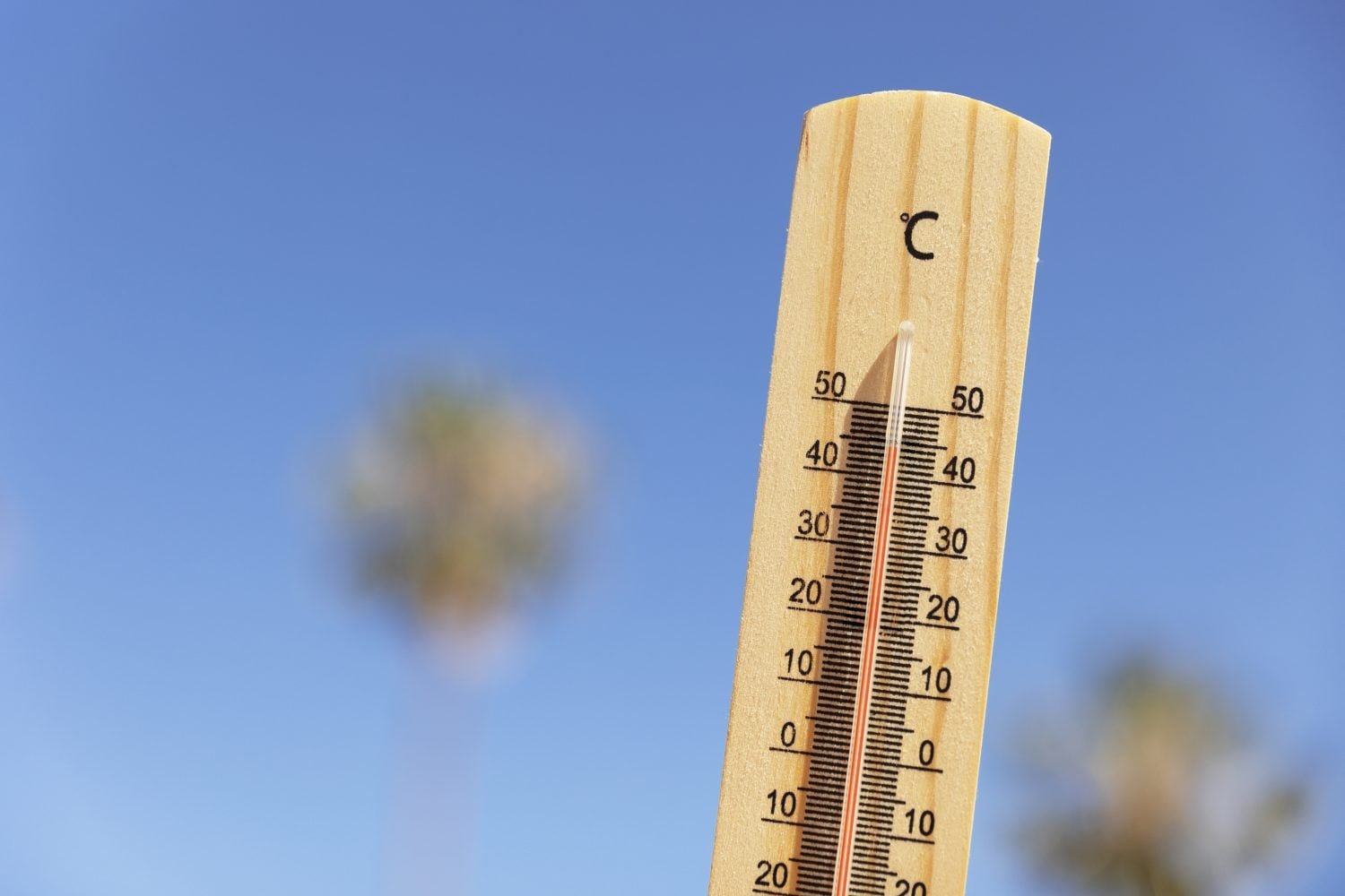 termómetro que muestra la temperatura alta mucho calor / fenómeno de el niño