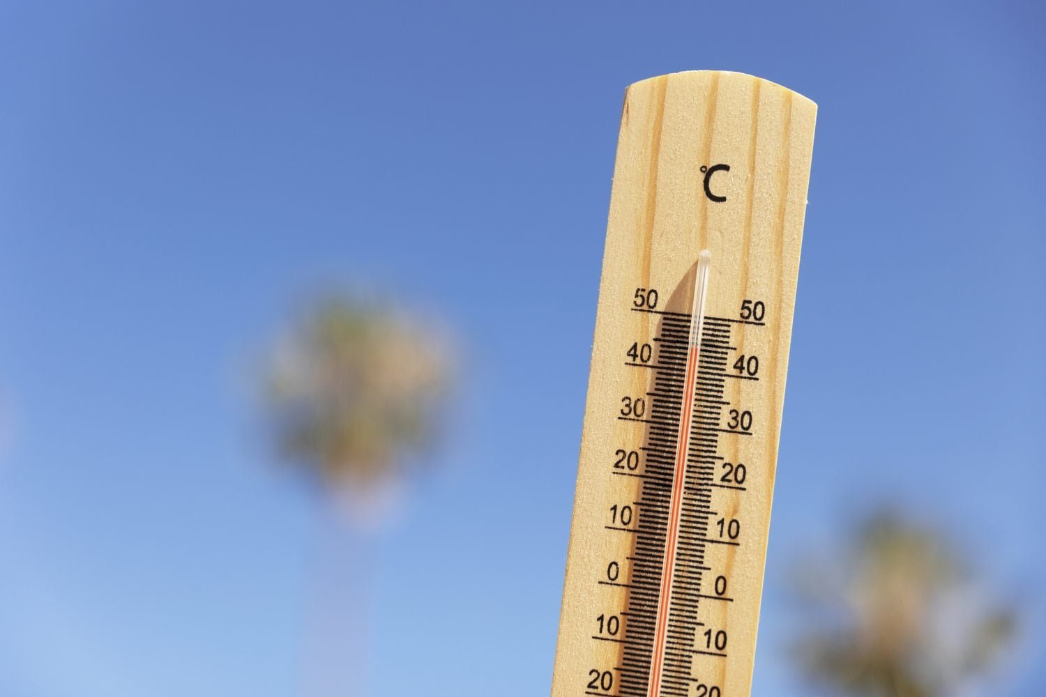 term&oacute;metro que muestra la temperatura alta mucho calor / fen&oacute;meno de el ni&ntilde;o