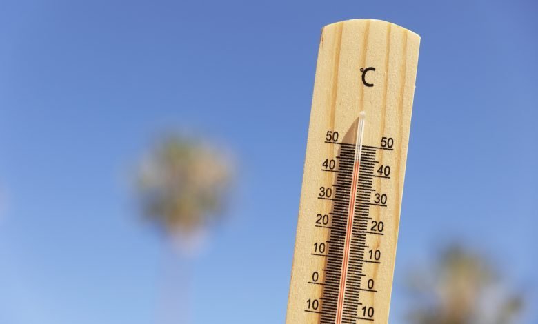 termómetro que muestra la temperatura alta mucho calor