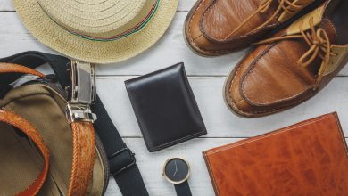 vista superior de los accesorios para viajar con el concepto de ropa hombre carteras de cuero