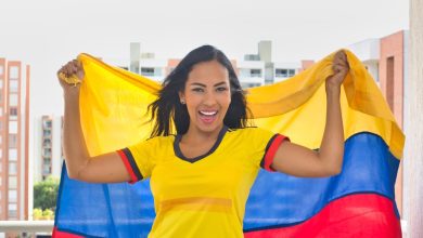 Mujer alegre con bandera colombiana / Colombia / orgullo colombiano