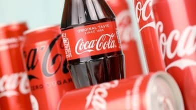 Producci&oacute;n de Coca Cola con el logo cl&aacute;sico de la compa&ntilde;&iacute;a / OMS / aspartamo