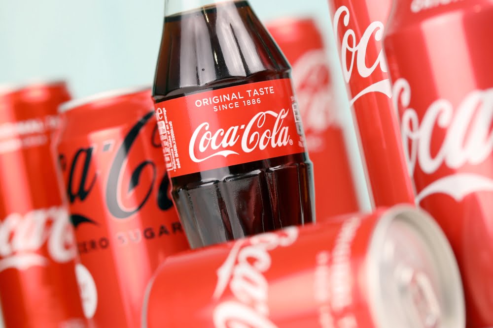 Producción de Coca Cola con el logo clásico de la compañía / OMS / aspartamo