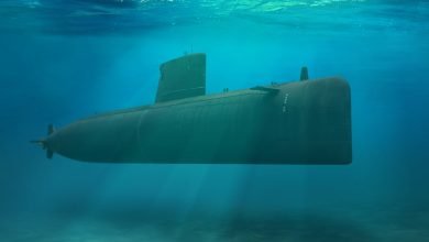 Submarino naval sumergido bajo el agua cerca del fondo del oc&eacute;ano tit&aacute;n