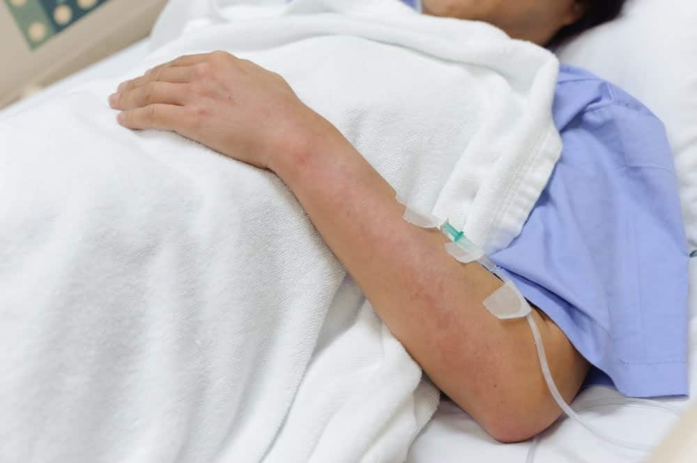 Paciente mujer con sarpullidos de fiebre dengue permanencia en la cama de un hospital / dengue / alarmas sanitarias / vacuna contra el dengue