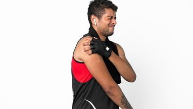 hombre con espasmo muscular