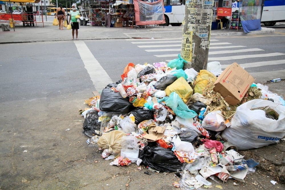 basura acumulada en la calle / emergencia sanitaria