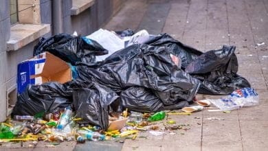 Camino y sendero lleno de basura en el centro de la ciudad / emergencia sanitaria