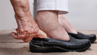 Mujeres mayores hinchadas de pies poni&eacute;ndose zapatos / hinchaz&oacute;n