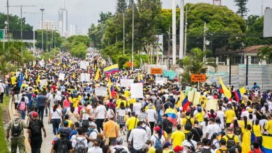 cali, valle del cauca, colombia - 28 de abril de 2021: mucha gente caminando pacíficamente en la marcha / marcha de la mayoría / gran movilización