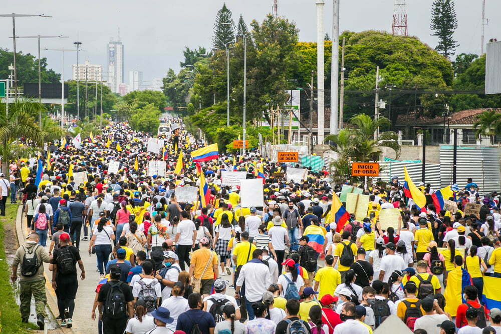 cali, valle del cauca, colombia - 28 de abril de 2021: mucha gente caminando pacíficamente en la marcha / marcha de la mayoría / gran movilización / marchas