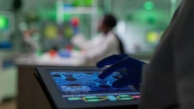 m&eacute;dico investigador cient&iacute;fico que analiza la prueba de mutaci&oacute;n gen&eacute;tica genes procuradur&iacute;a