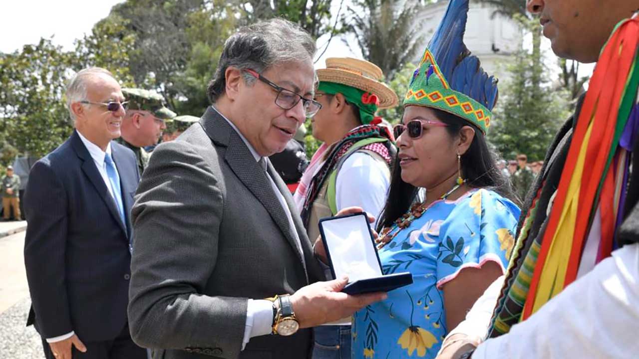 Presidente Petro condecoró en Casa de Nariño a indígenas y militares que rescataron a niños sobrevivientes de la selva / cuatro niños