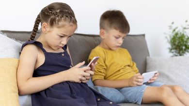 niños de tiro medio con dispositivos en interiores redes sociales