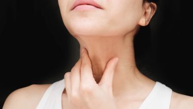 Dolor agudo en la garganta de una mujer / nudo en la garganta disfon&iacute;a / espina de pescado