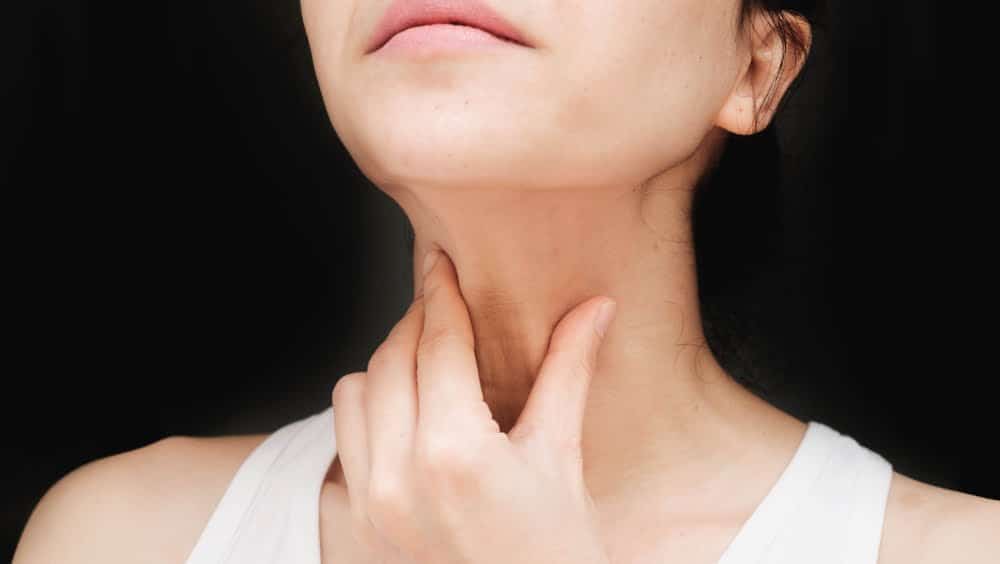 Dolor agudo en la garganta de una mujer / nudo en la garganta