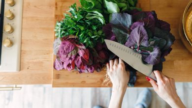 La lechuga, la espinaca, el kale, el chard, la mostaza, el colardo y el nabo son algunos de los verdes m&aacute;s comunes y f&aacute;ciles de cultivar / piedras en los ri&ntilde;ones
