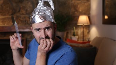 Hombre nervioso con sombrero de hojalata de esta&ntilde;o / teor&iacute;as conspirativas