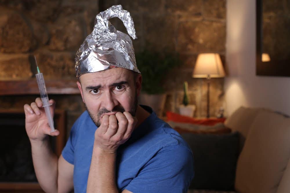 Hombre nervioso con sombrero de hojalata de esta&ntilde;o / teor&iacute;as conspirativas