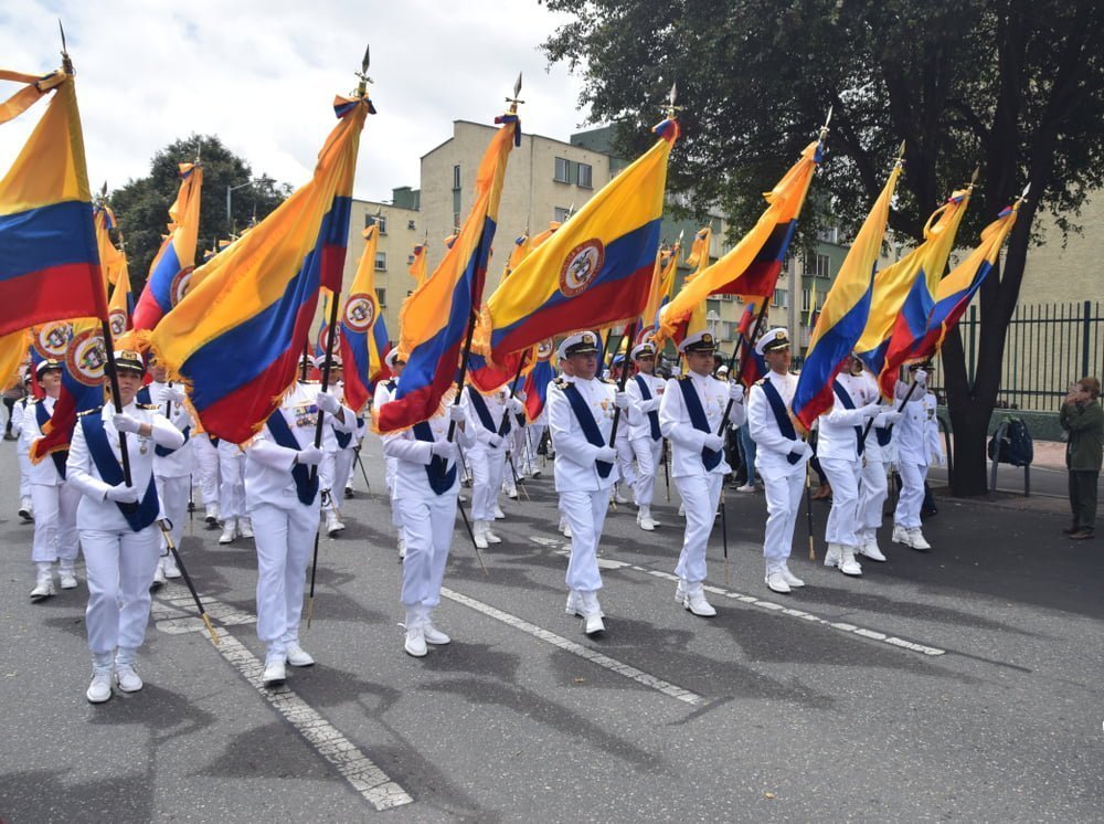 La Armada marcha en el desfile militar del Día de la Independencia de Colombia / 20 de julio / días festivos