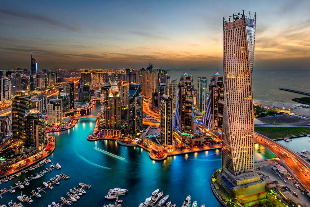 La belleza del puerto deportivo desde lo alto / Dubai / año nuevo