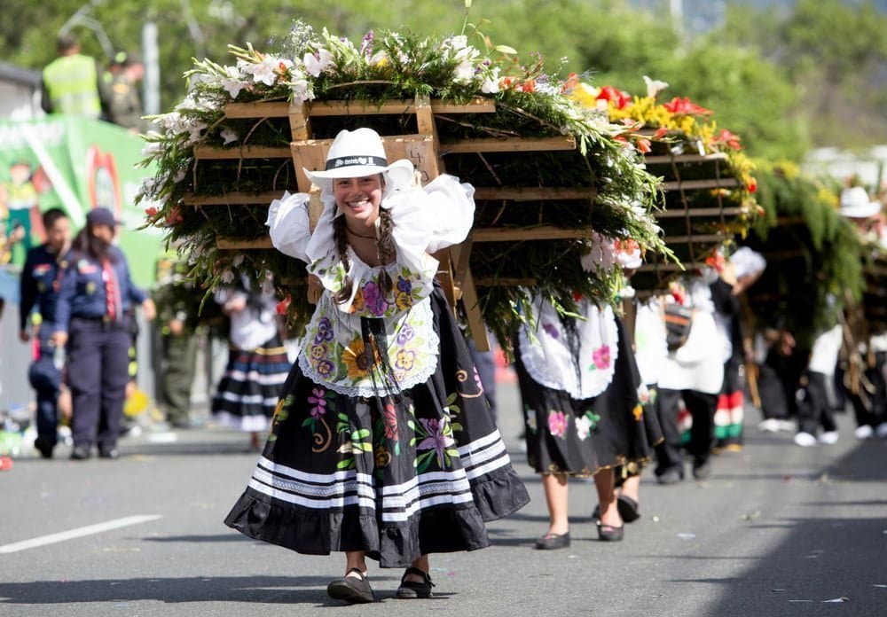 Mujer portando una Silleta en el Desfile de silleteros / Feria de las Flores