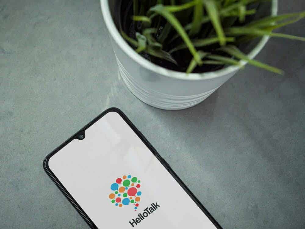 pantalla de inicio de la aplicaci&oacute;n HelloTalk con logotipo en un fondo de m&aacute;rmol / aprender ingl&eacute;s